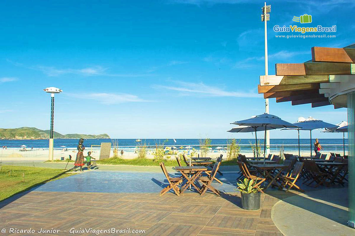 Imagem do belo bar e calçadão revitalizado e ao fundo a Praia com toda sua beleza natural.