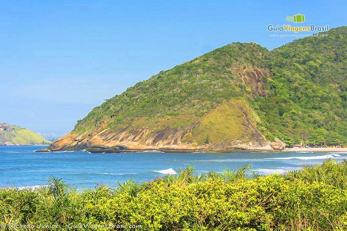 Imagem do mar azul maravilhoso da bela praia.