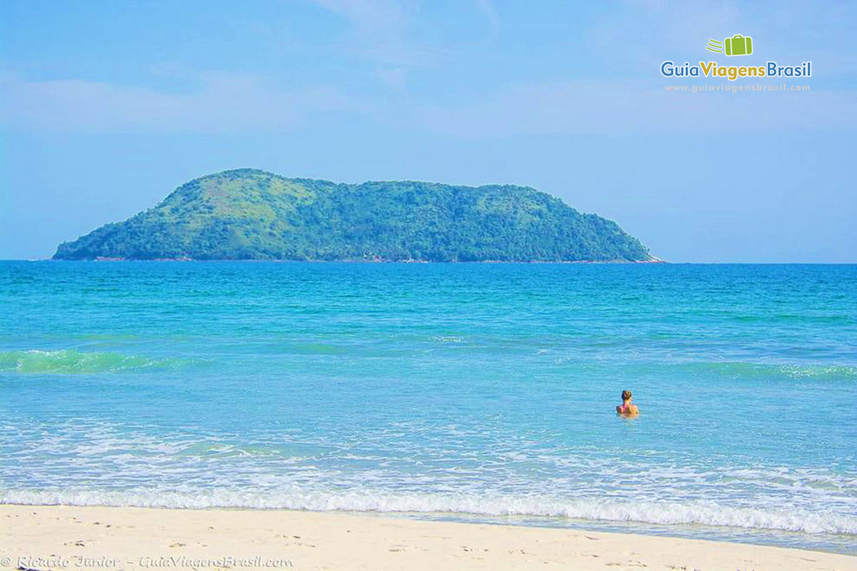 Imagem do mar azul maravilhoso da Praia Juquehy.