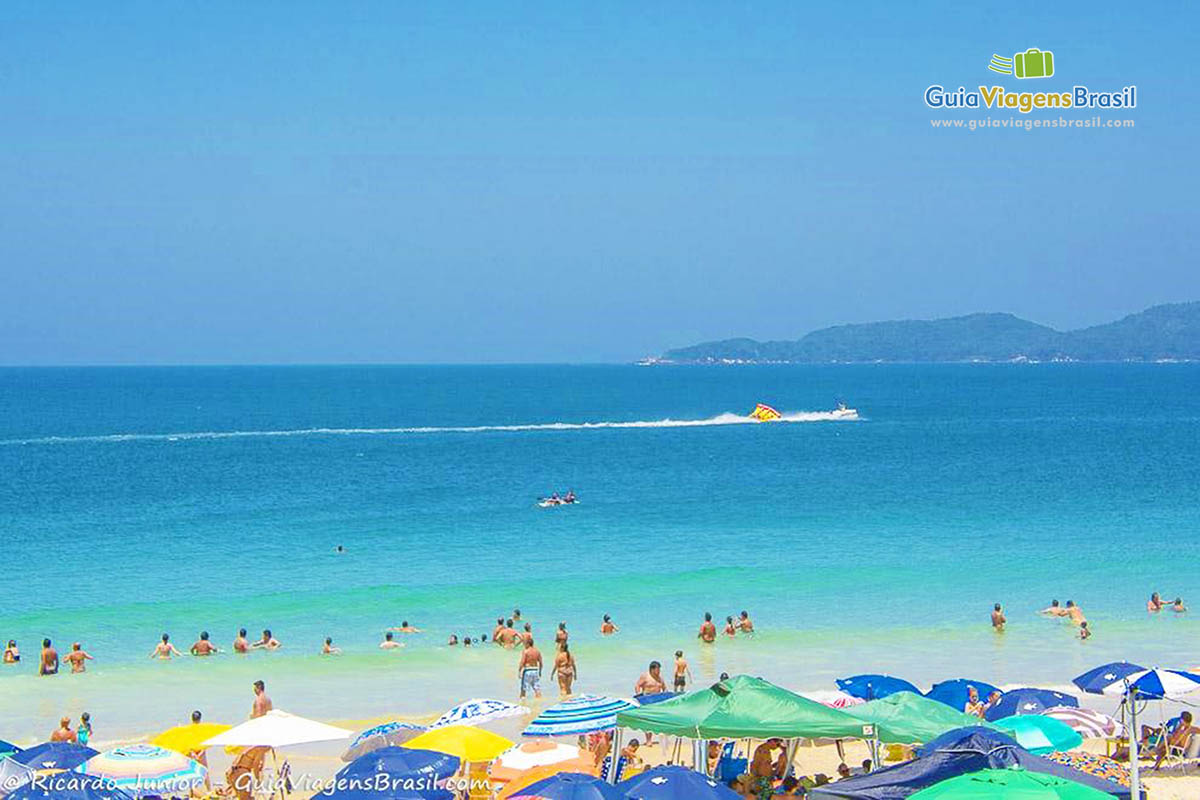 Imagem do lindo mar azul da Praia Quatro Ilhas.