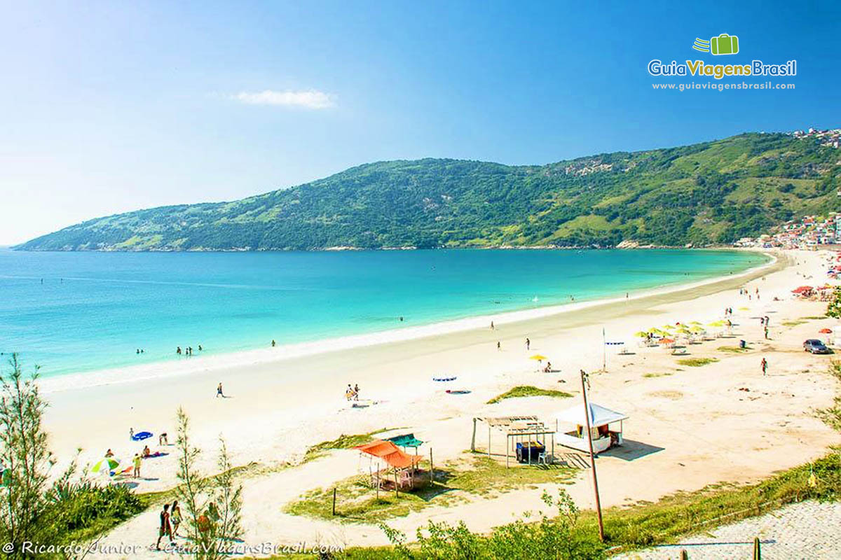 Imagem da bela composição de mar e montanhas verdes.