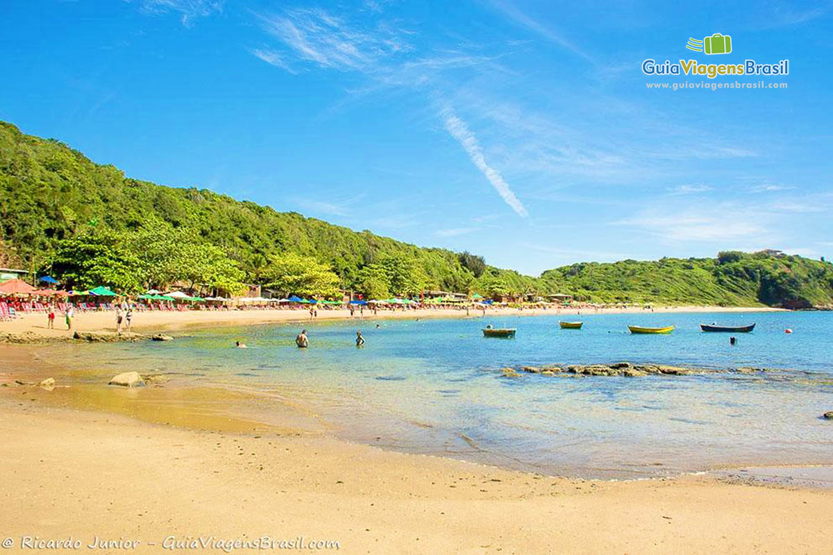 Imagem do mar calmo e com barcos na Praia Tartaruga, em Búzios.