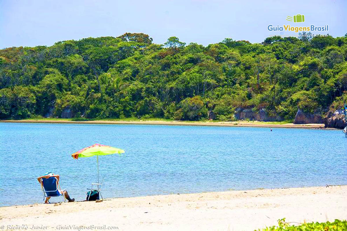 Imagem da beleza e sossego de uma praia maravilhosa.