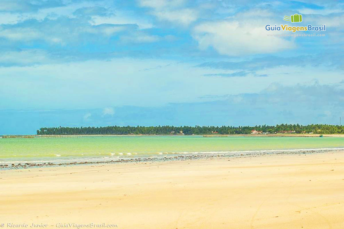 Imagem do mar calmo da Praia Ipioca.