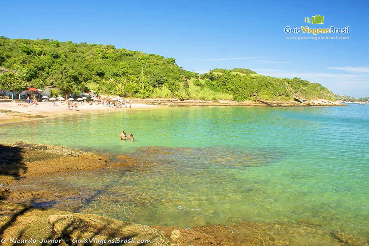 Imagem do mar esverdeado da Praia Azeda.