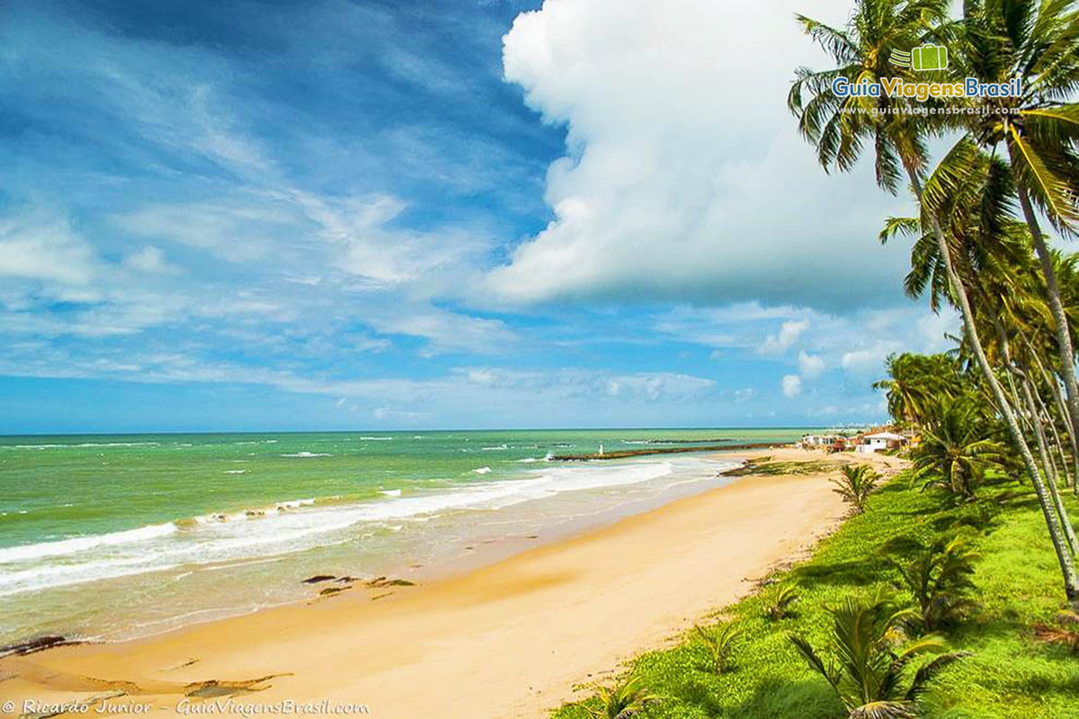 Imagem do mar esverdeado da Praia Guaxuma.