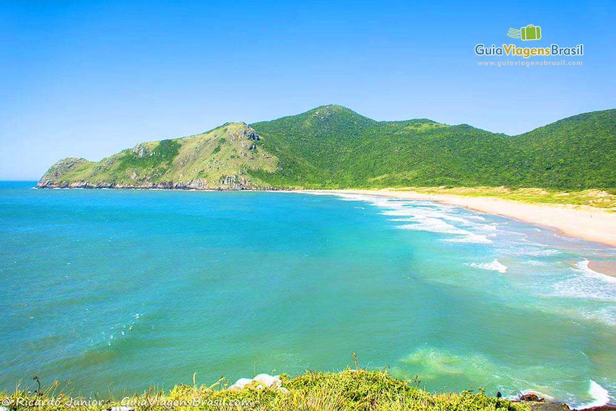 Imagem do alto do mar encantador da Praia Lagoinha do Leste.