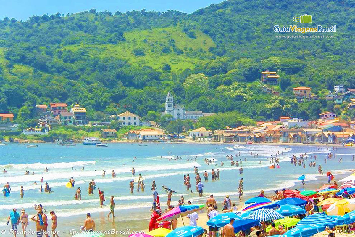 Imagem típica de verão na bela Praia Central de Garopaba.