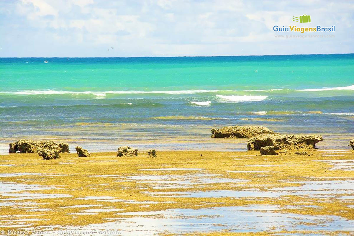 Imagem do belíssimo mar da Praia do Forte.