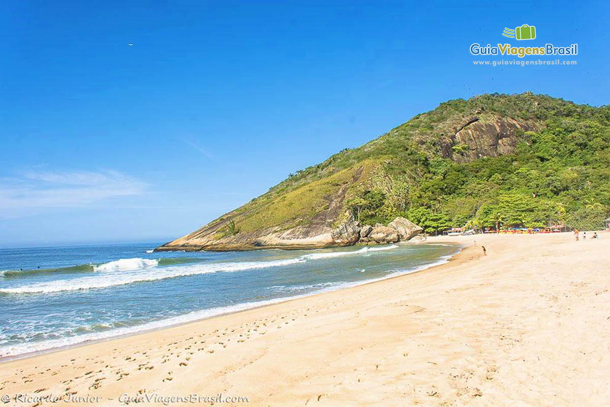 Imagem das areias e do mar da Praia Grumari.