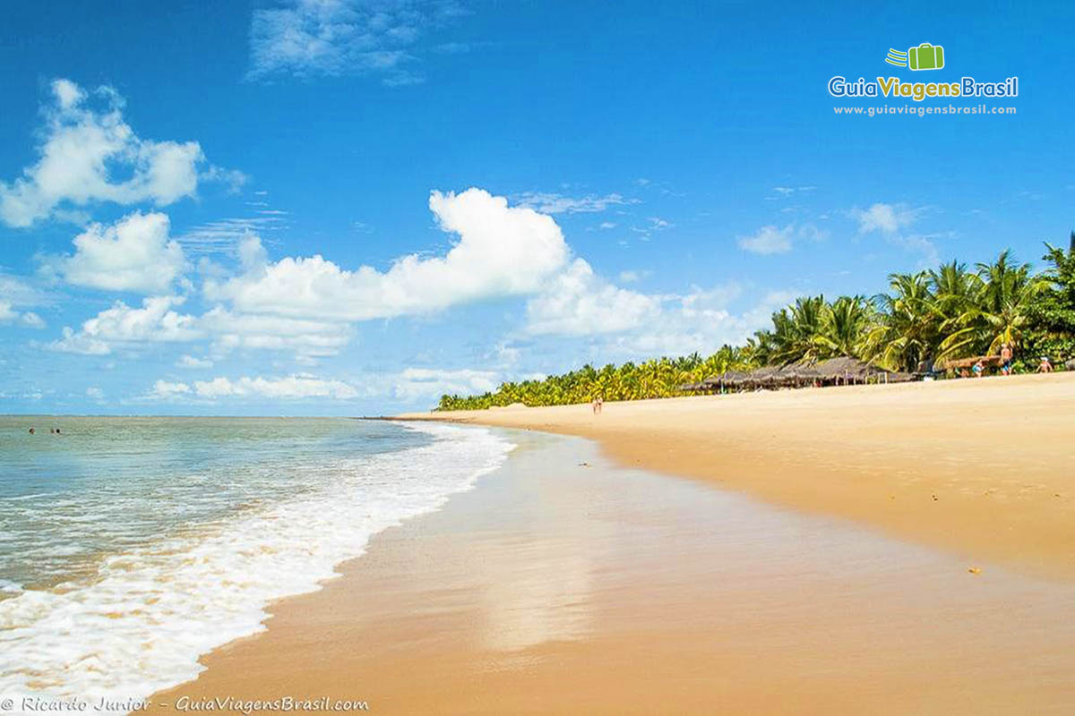 Imagem das ondas na beira da praia.