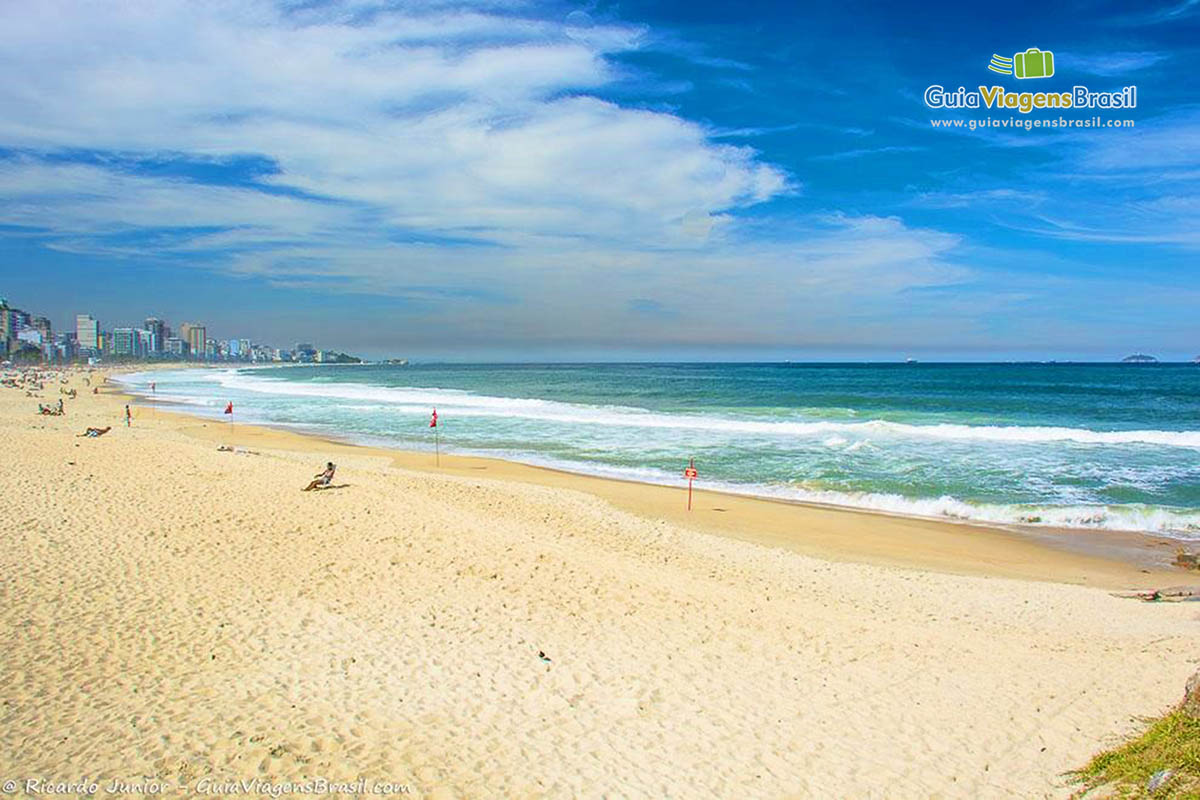 Imagem do belo mar da Praia do Leblon.