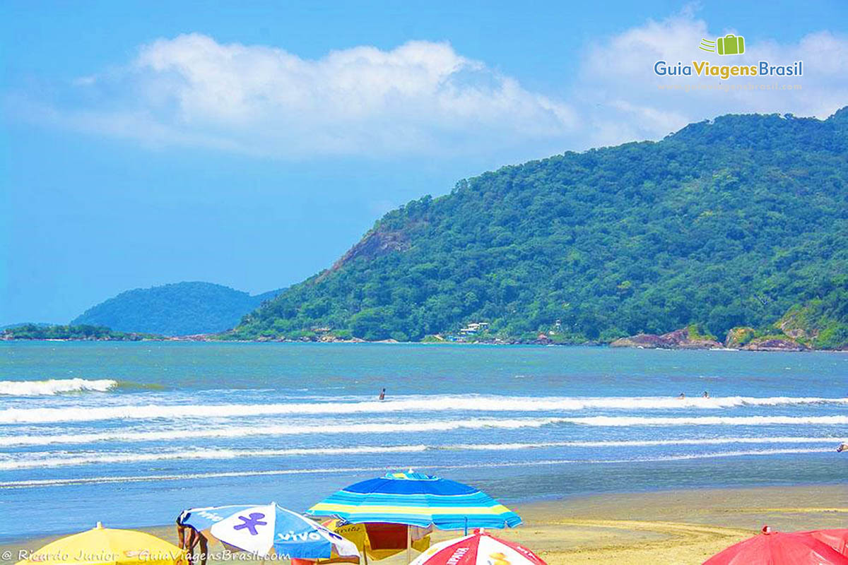 Imagem do mar azul de Peruíbe.