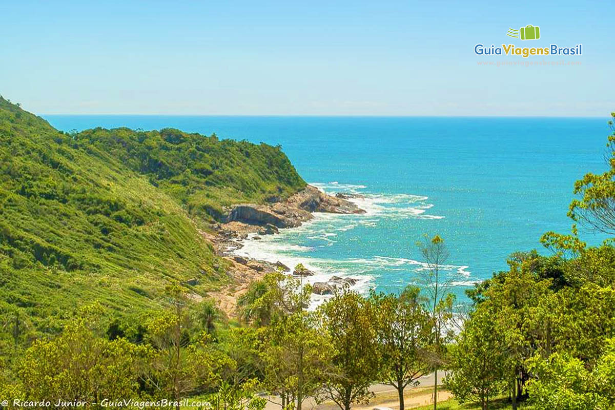 Imagem do alto do belo mar da Praia do Pinho.