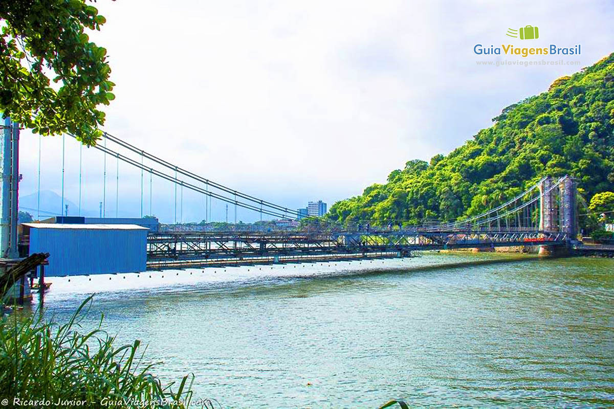 Imagem da ponte Pênsil em São Vicente.