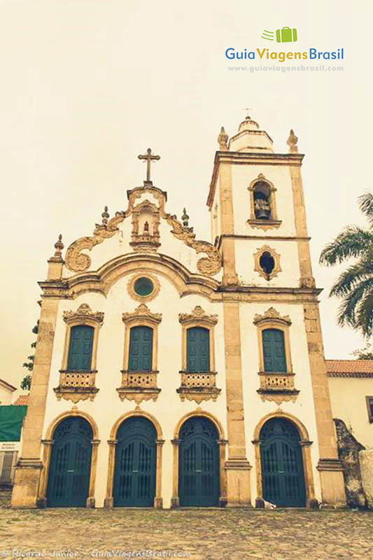 Imagem da fachada da igreja que começou a ser construída em 1684.