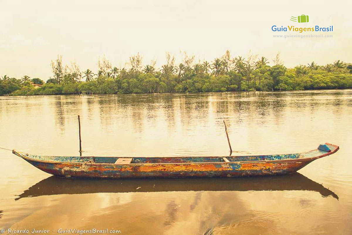 Imagem de barco de pescador nas águas da Lagoa Mundaú.