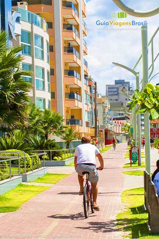 Imagem de homem andando de bicicleta na ciclovia da Meia Praia em Itapema.