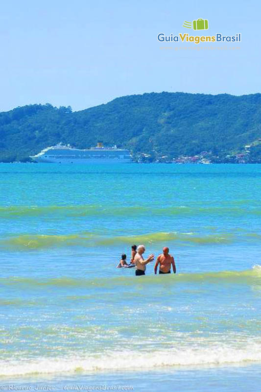 Imagem de senhores nas águas da Meia Praia.