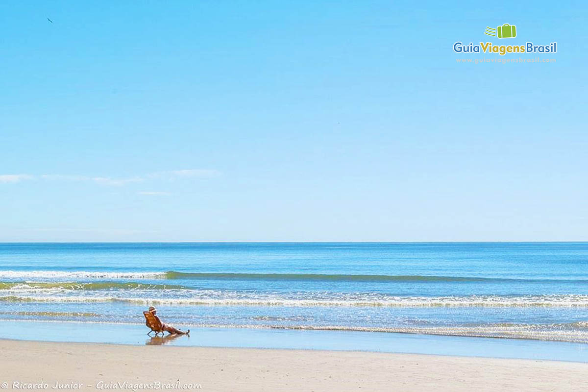 Imagem do lindo mar na Meia Praia.