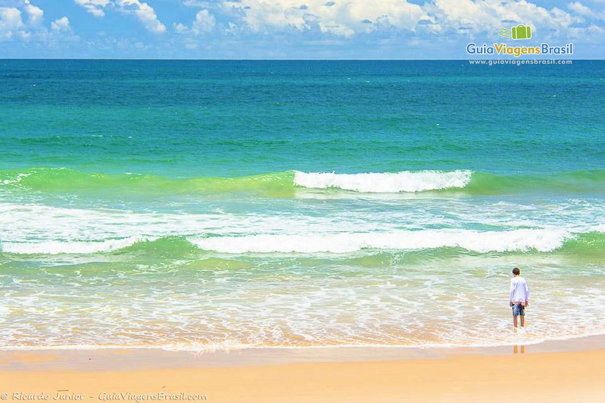 Imagem de um menino aproveitando a linda Praia de Arembepe.