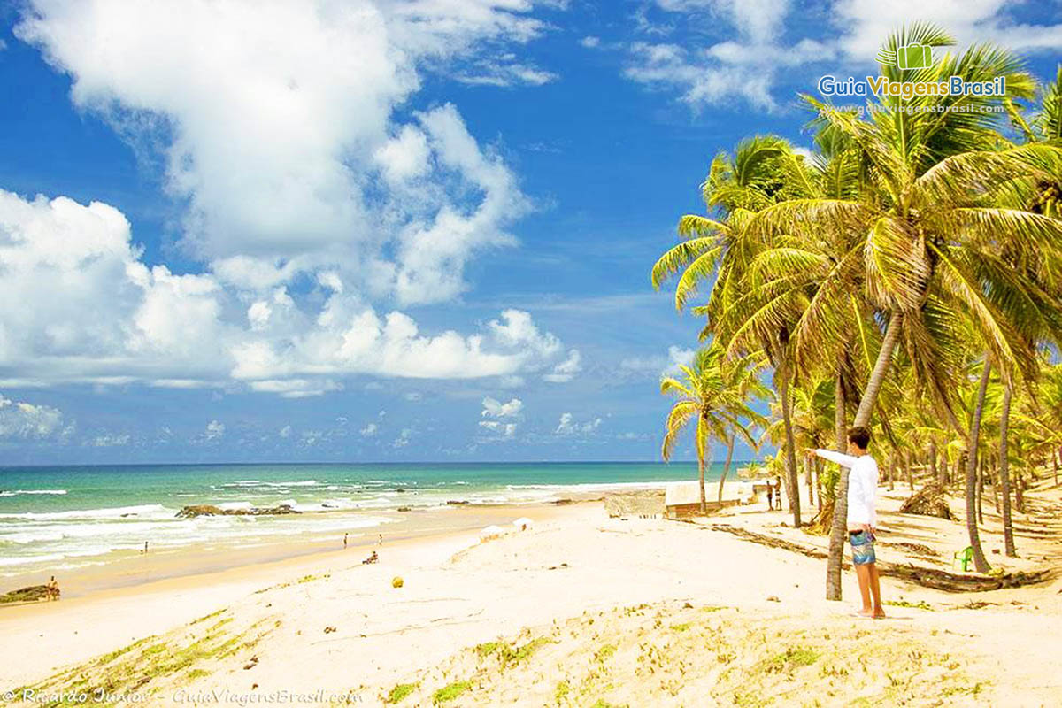 Imagem de um menino aproveitando as belezas da Praia de Santo Antônio.