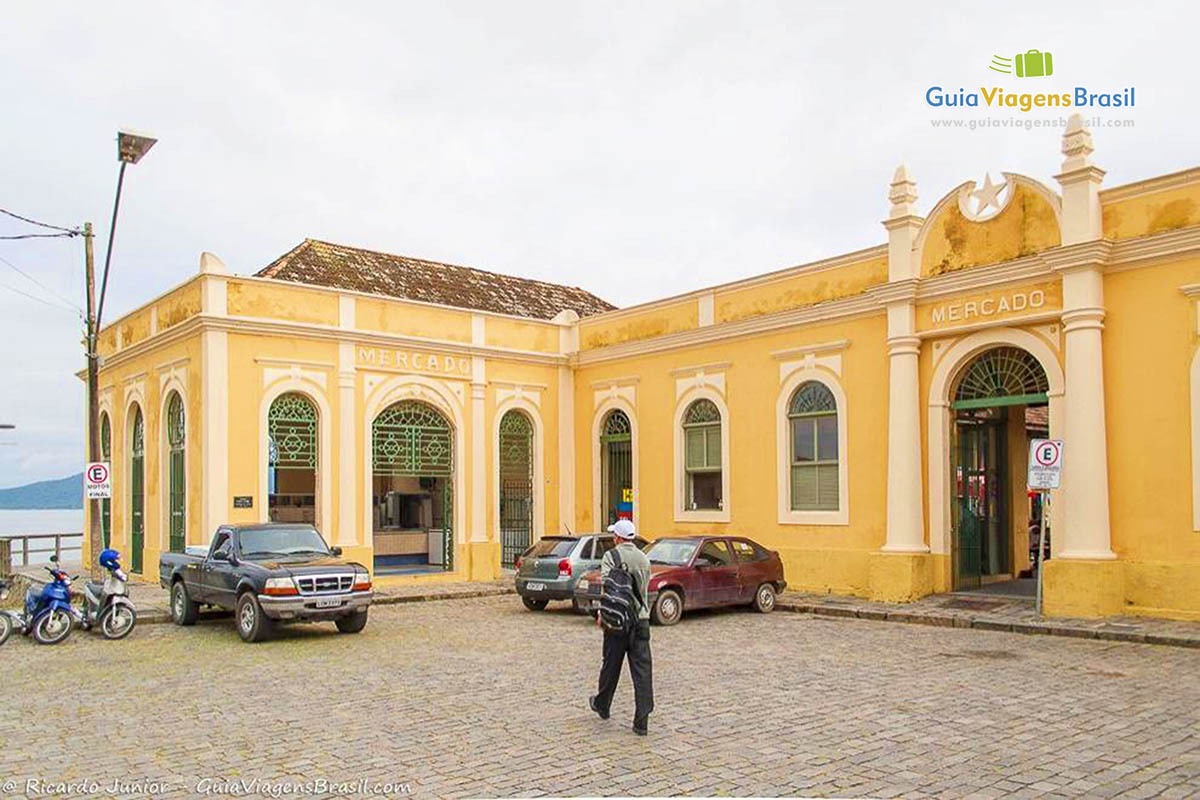 Imagem da fachada do Mercado Municipal.