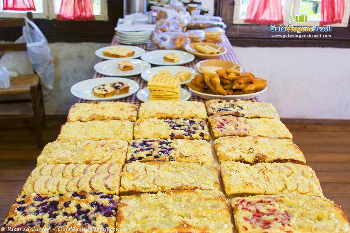 Imagem de um linda mesa farta de quitutes.