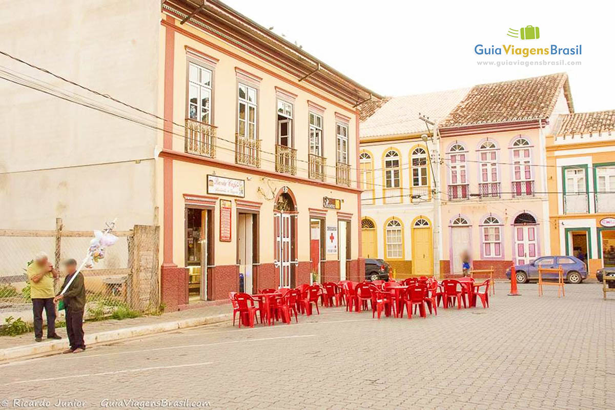 Imagem de mesas nas ruas para turistas aproveitar o fim de tarde na cidadezinha de São Luiz.