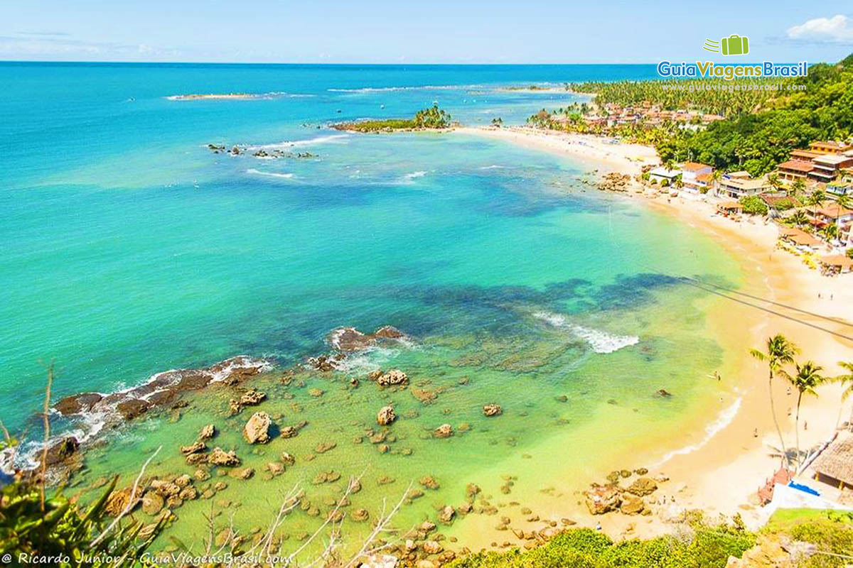 Imagem do mar cristalino de Morro de São Paulo.