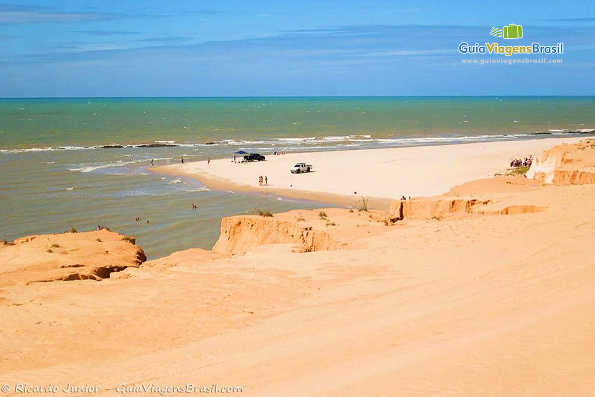 Imagem de cima das falesias com vista para praia.