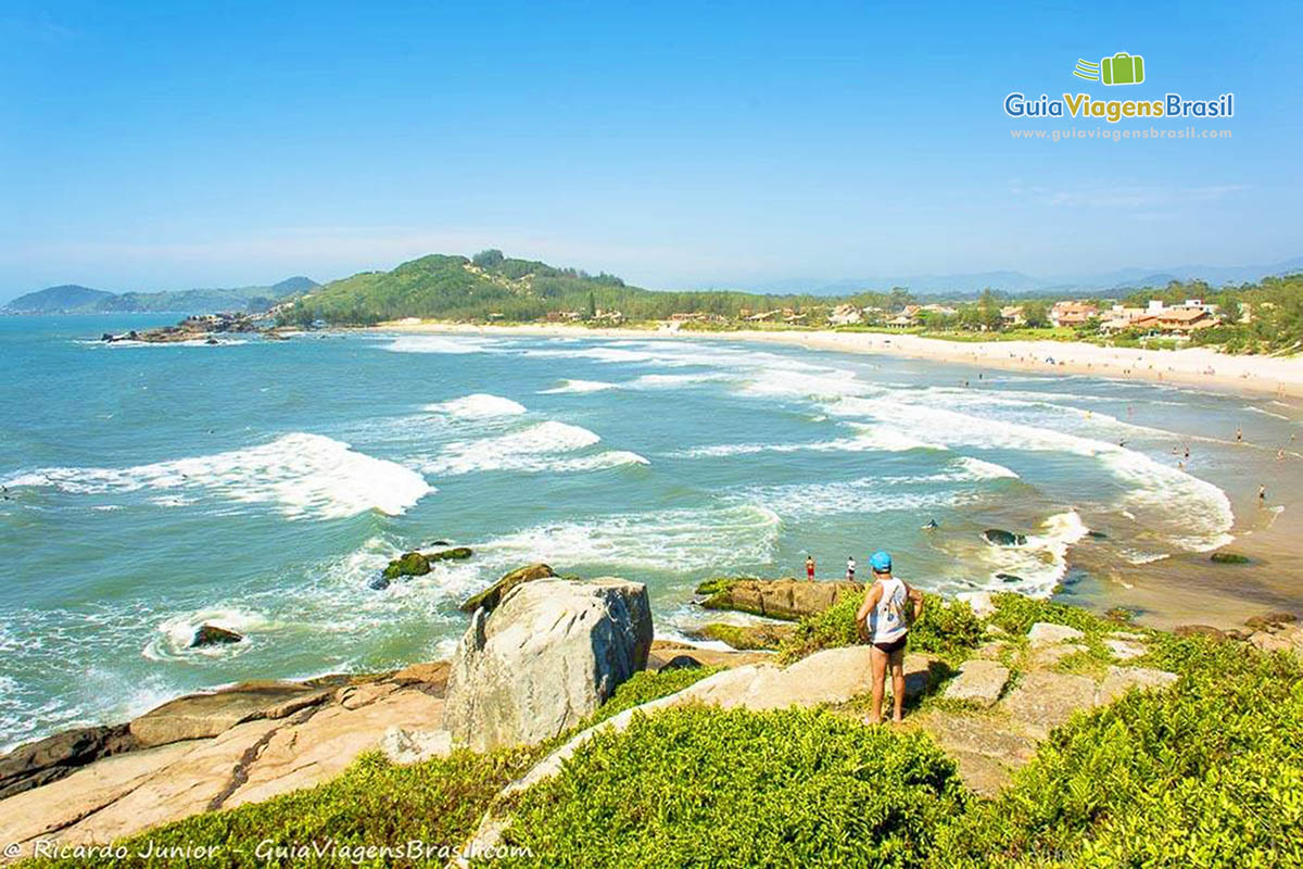 Imagem das belezas naturais da Praia da Barra.