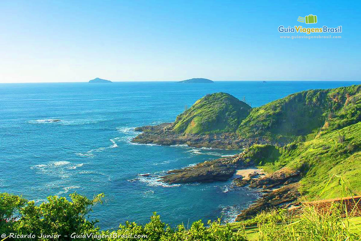 Imagem do mirante da Praia de João Fernandinho em Búzios.