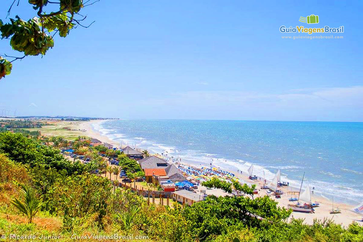 Imagem do alto da Praia de Morro Branco.