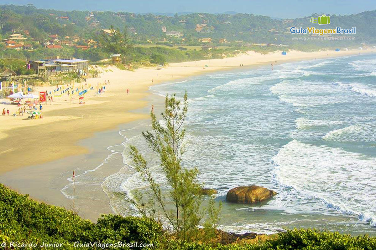 Imagem do Mirante na Praia do Rosa.