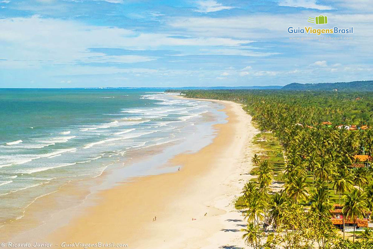 Imagem do mar azul e águas claras da praia em Ilhéus.