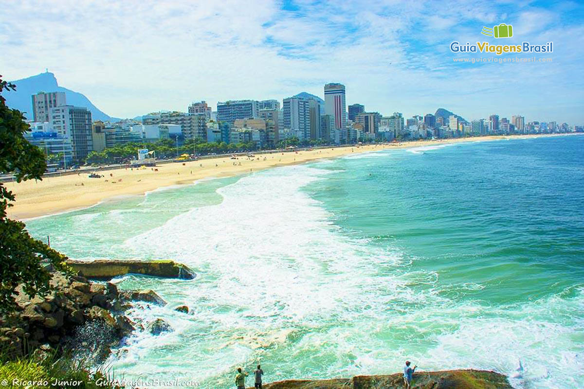 Imagem da praia vista do mirante.