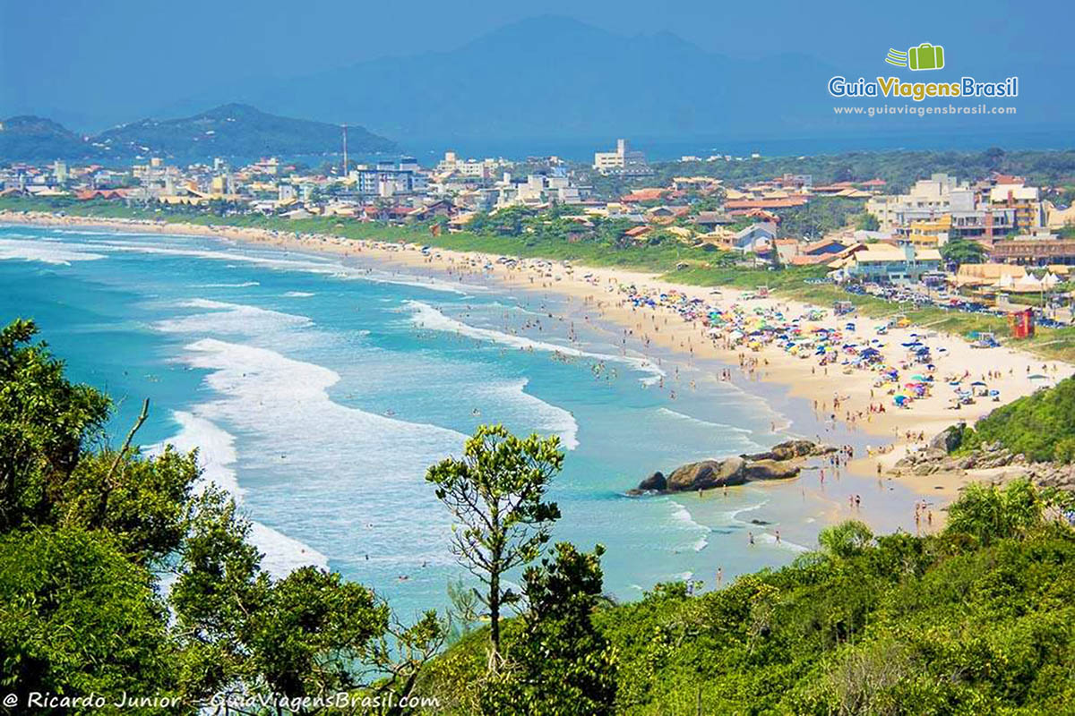 Imagem do alto de toda a extensão da Praia Mariscal.