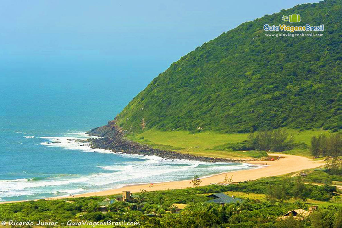 Imagem do alto da Praia da Silveira, em Garopaba.