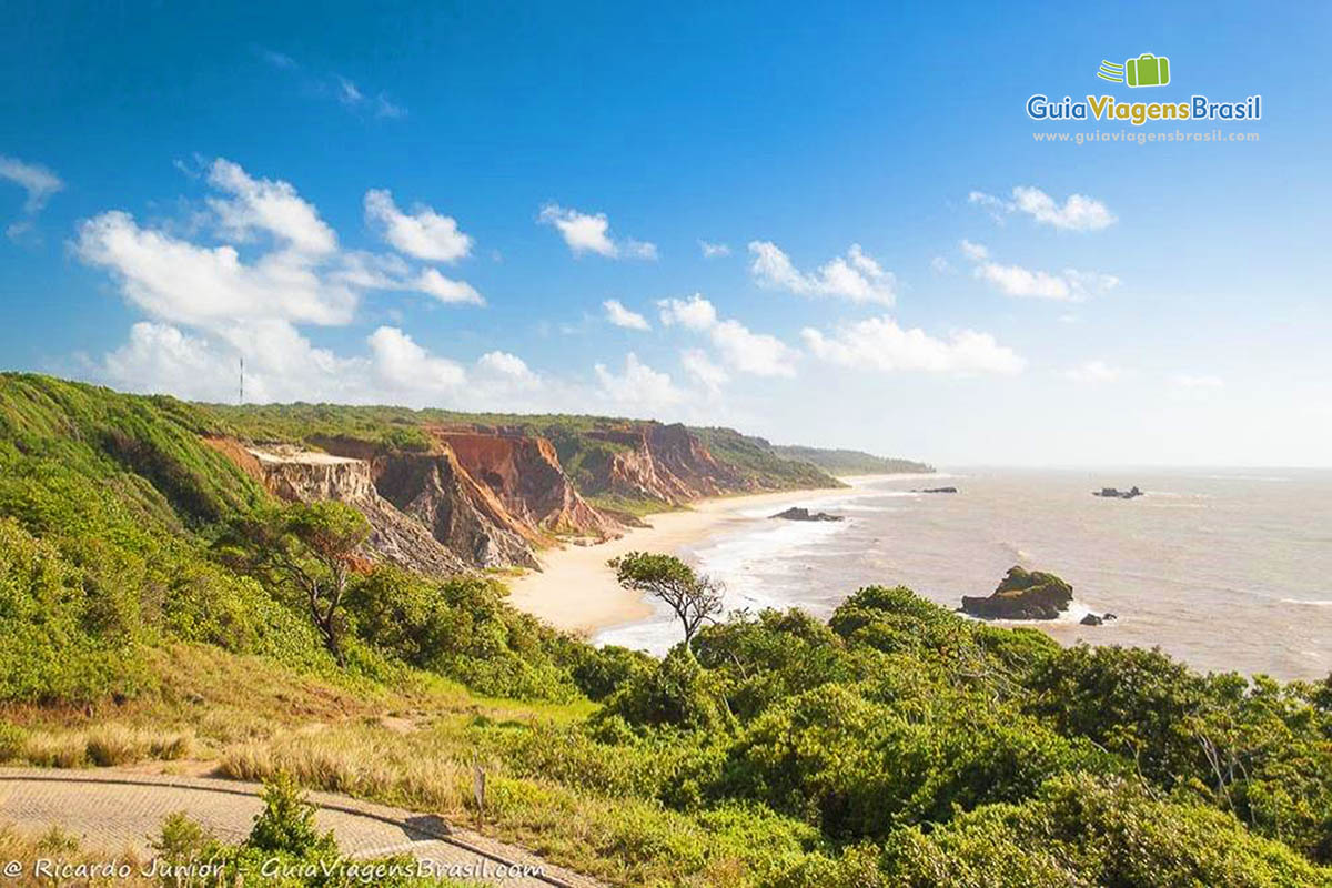 Imagem do alto da Praia Tambaba, em Conde.