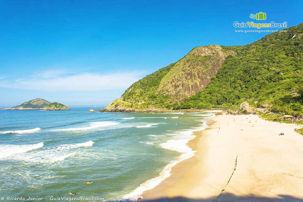 Imagem da Prainha vista do mirante.