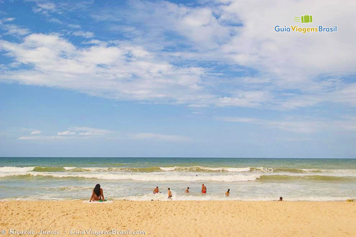 Imagem do mar esverdeado da Praia do Futuro