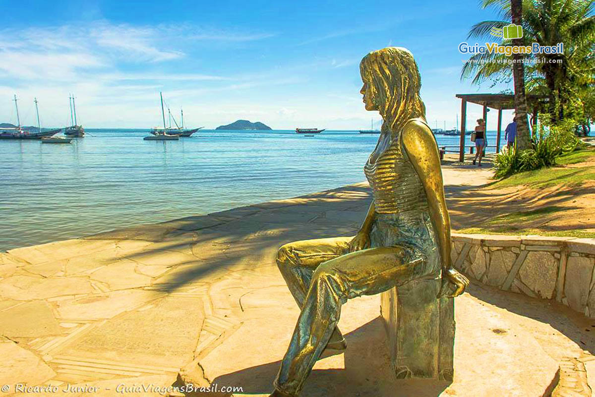 Imagem do monumento de bronze de Brigitte Bardot.