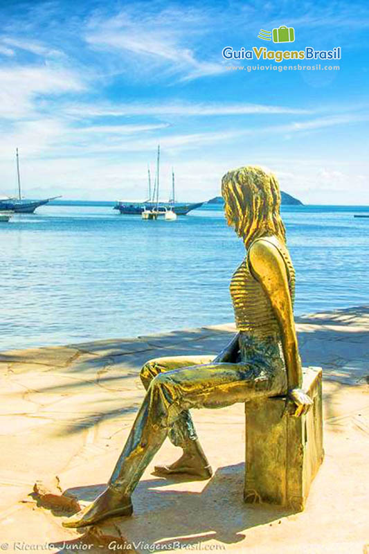 Imagem do monumento de Brigitte Bardot sentada ollhando para o mar, pois a atriz francesa era apaixonada por Búzios.