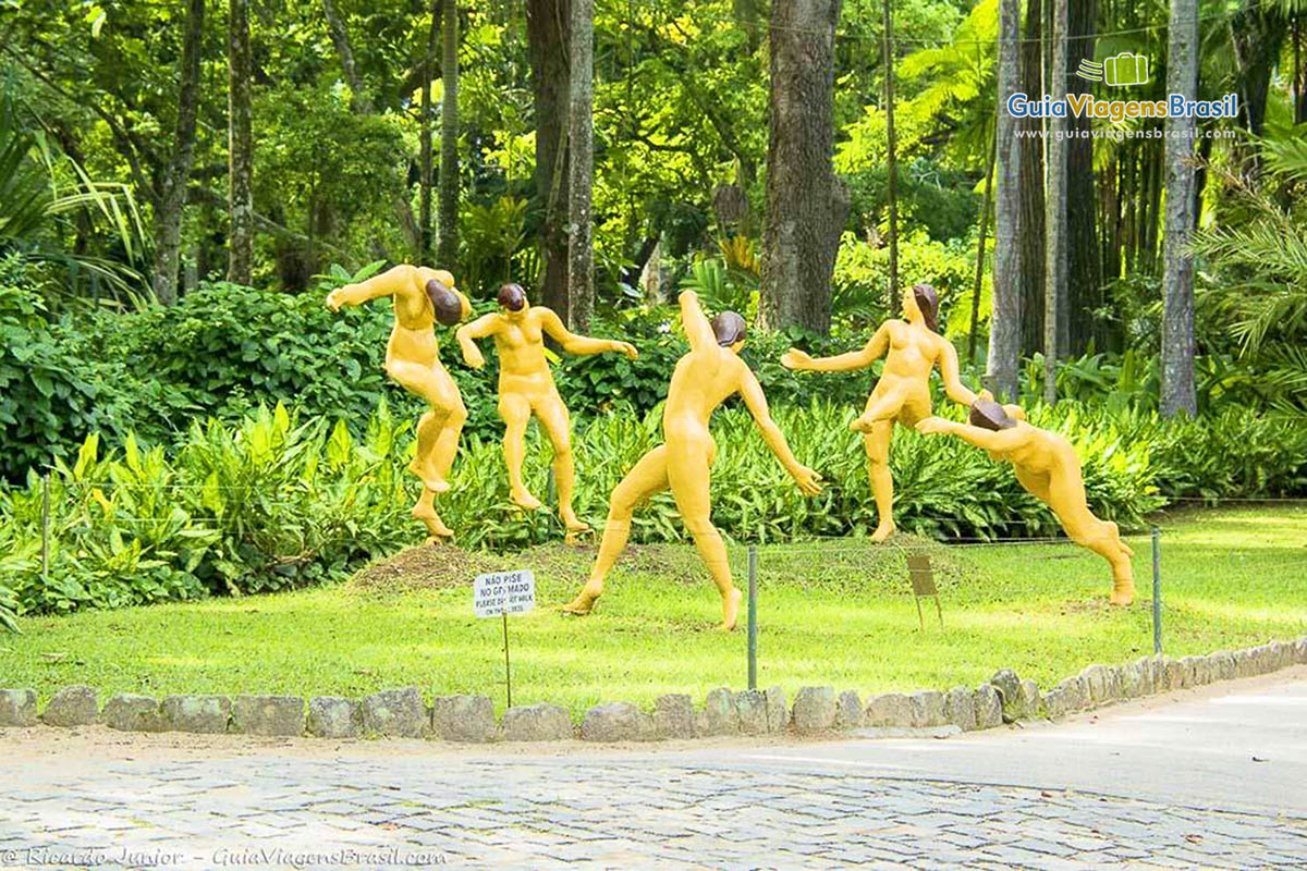 Imagem de um monumento dentro do belo Jardim Botânico.