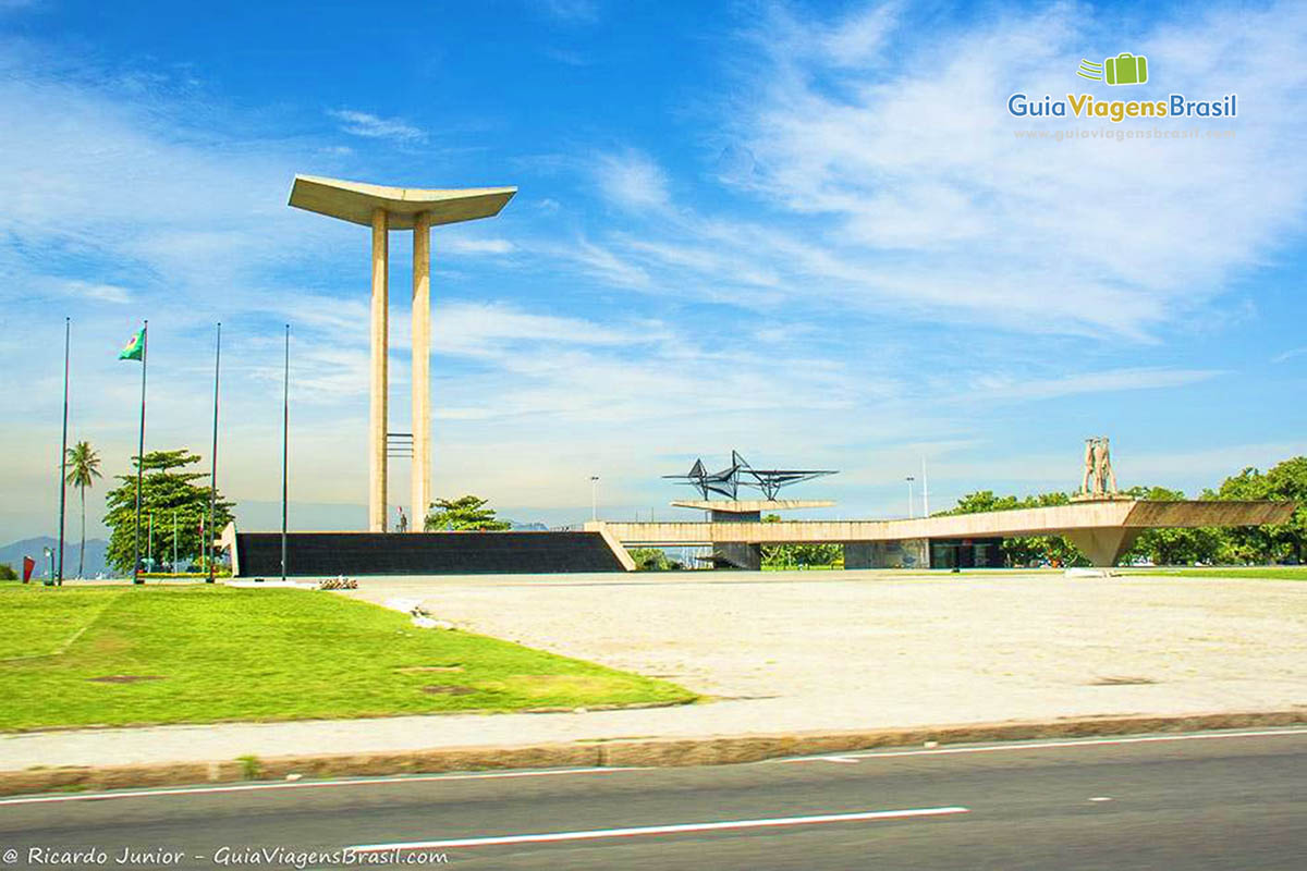 Imagem do lindo Monumento de Oscar Niemeyer.