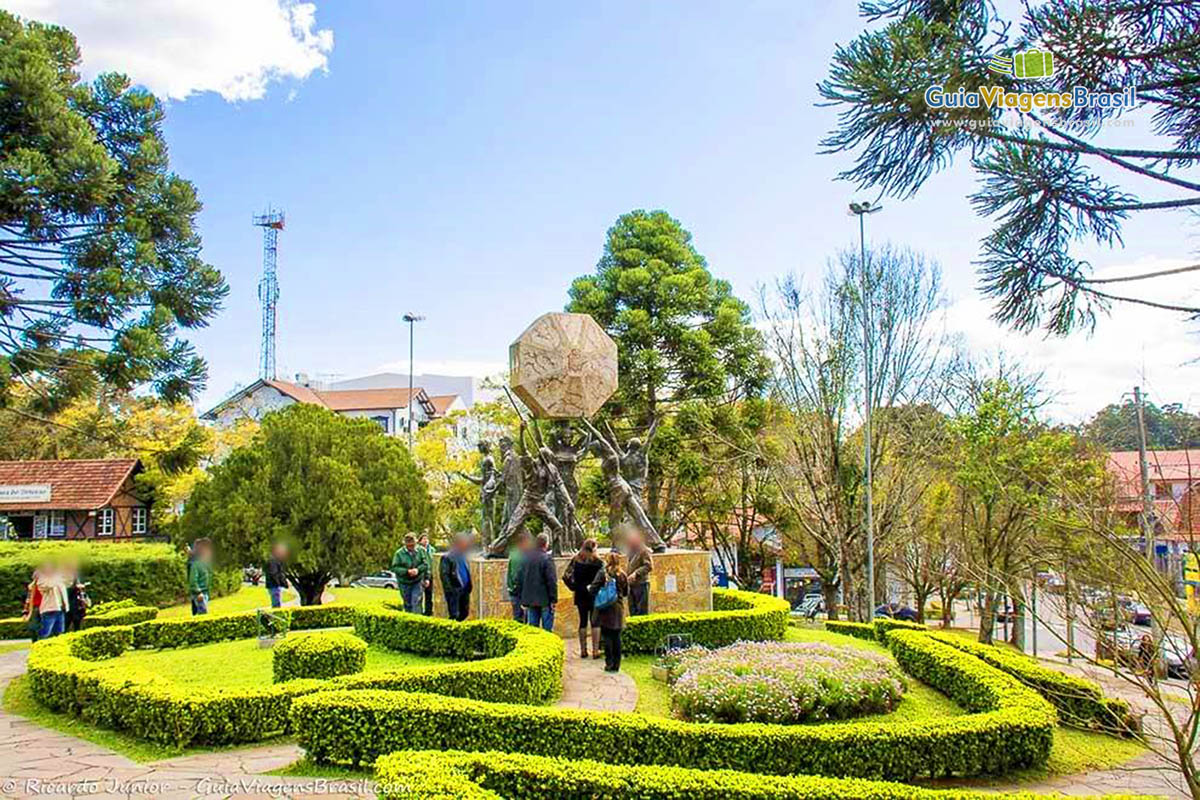 Imagem de turistas na Praça da República vendo um belo monumento.