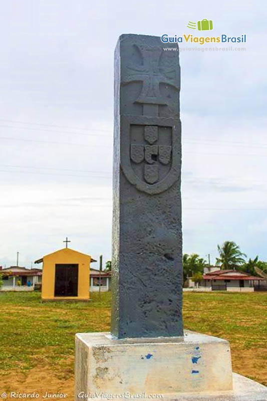 Imagem do monumento do descobrimento na praia.