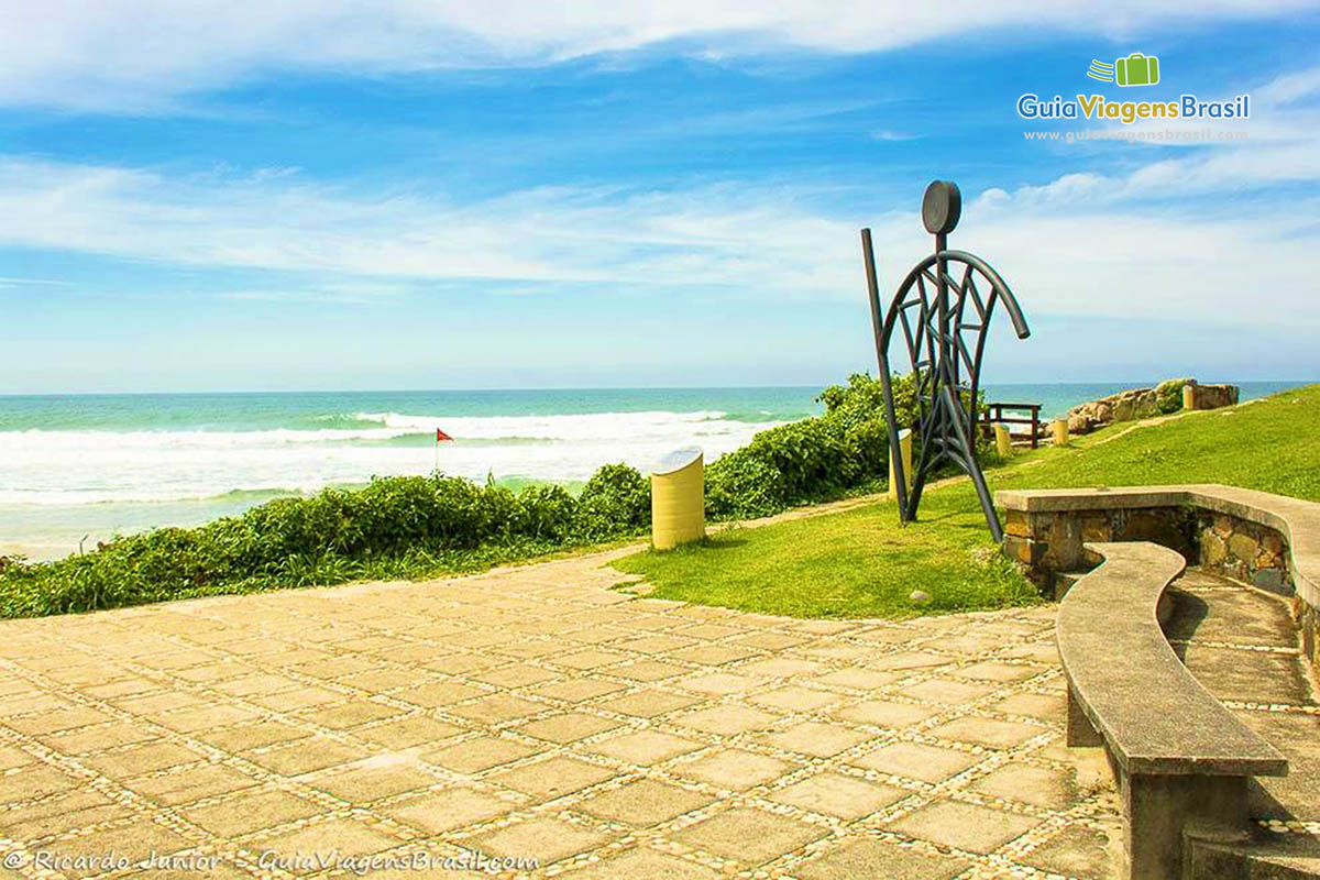 Imagem de um monumento na Praia Santinho.