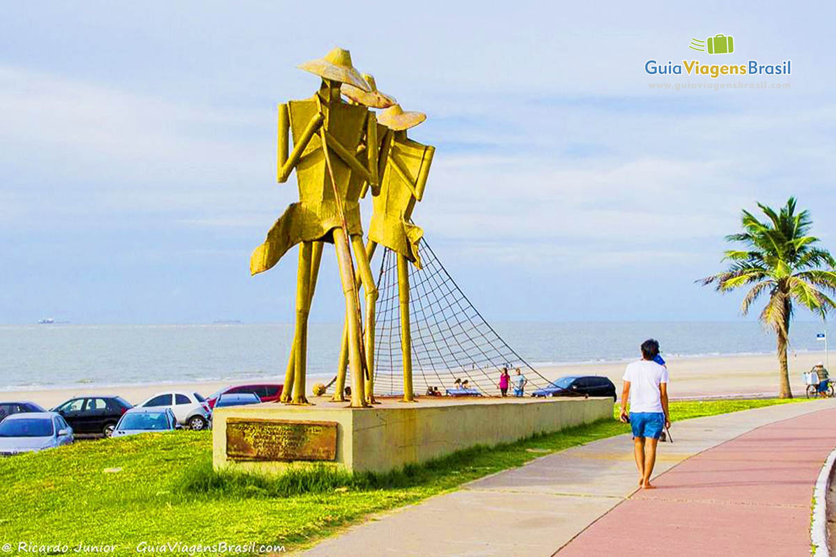 Imagem de um belo monumento na Praia São Marcos.